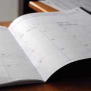 Kalender aufgeblättert für die zeitliche Planung Ihrer Fachübersetzungen