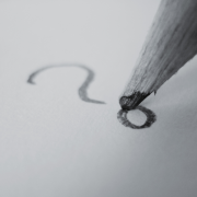 Bleistift malt ein Fragezeichen hellgrau