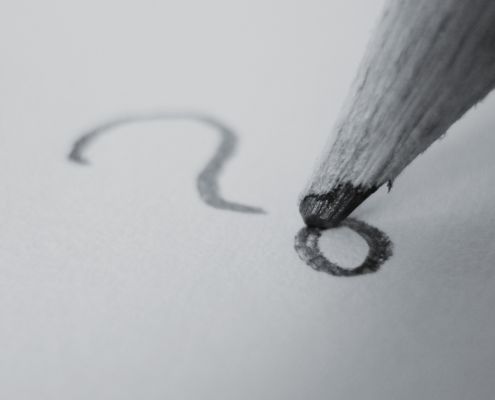 Bleistift malt ein Fragezeichen hellgrau