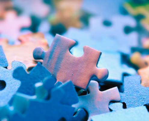 Puzzlestücke in Blautönen